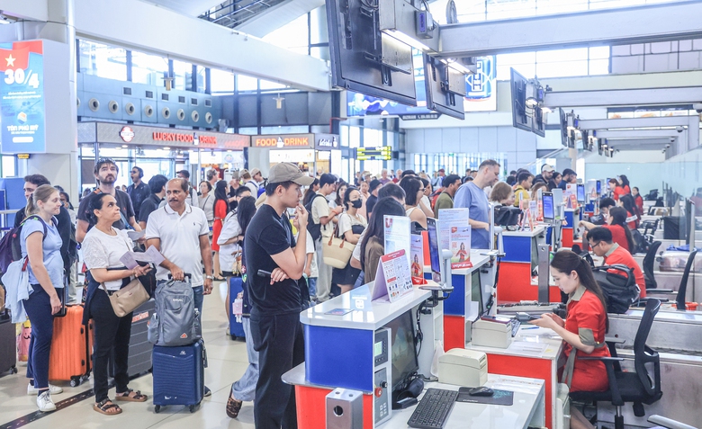 H&agrave;ng kh&ocirc;ng &ldquo;căng m&igrave;nh&rdquo; dịp lễ, ri&ecirc;ng T&acirc;n Sơn Nhất, Nội B&agrave;i đ&oacute;n hơn 1,5 triệu lượt kh&aacute;ch- Ảnh 1.