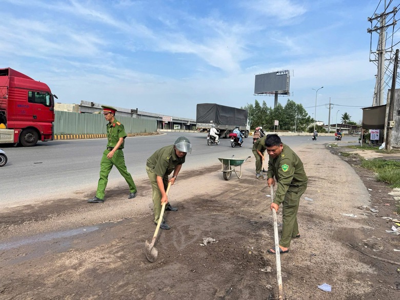 C&ocirc;ng an TP Đồng Nai tặng nước, dọn đường gi&uacute;p người d&acirc;n về nh&agrave; an to&agrave;n sau kỳ nghỉ lễ- Ảnh 2.