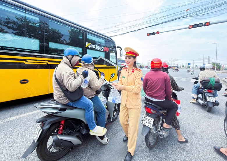 C&ocirc;ng an TP Đồng Nai tặng nước, dọn đường gi&uacute;p người d&acirc;n về nh&agrave; an to&agrave;n sau kỳ nghỉ lễ- Ảnh 1.