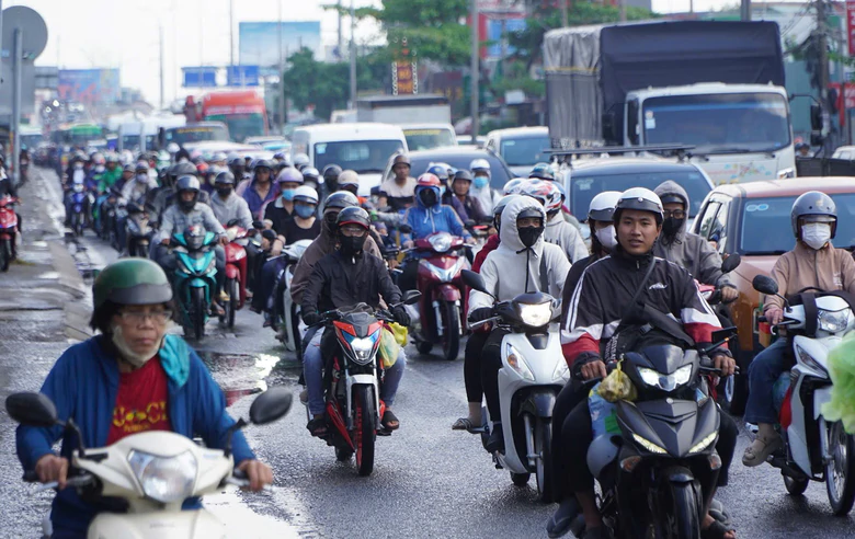 TP.HCM chính thức bãi bỏ quy định tạm dừng thu phí đường bộ xe máy - Ảnh 1.