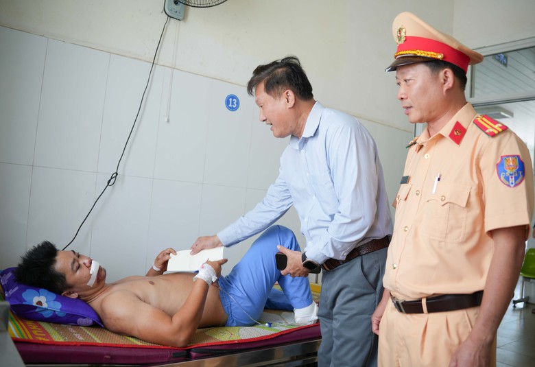 Nạn nh&acirc;n sống s&oacute;t kể gi&acirc;y ph&uacute;t xe tải lật tr&ecirc;n đ&egrave;o Vi &Ocirc; Lắk l&agrave;m 2 người tử vong- Ảnh 1.