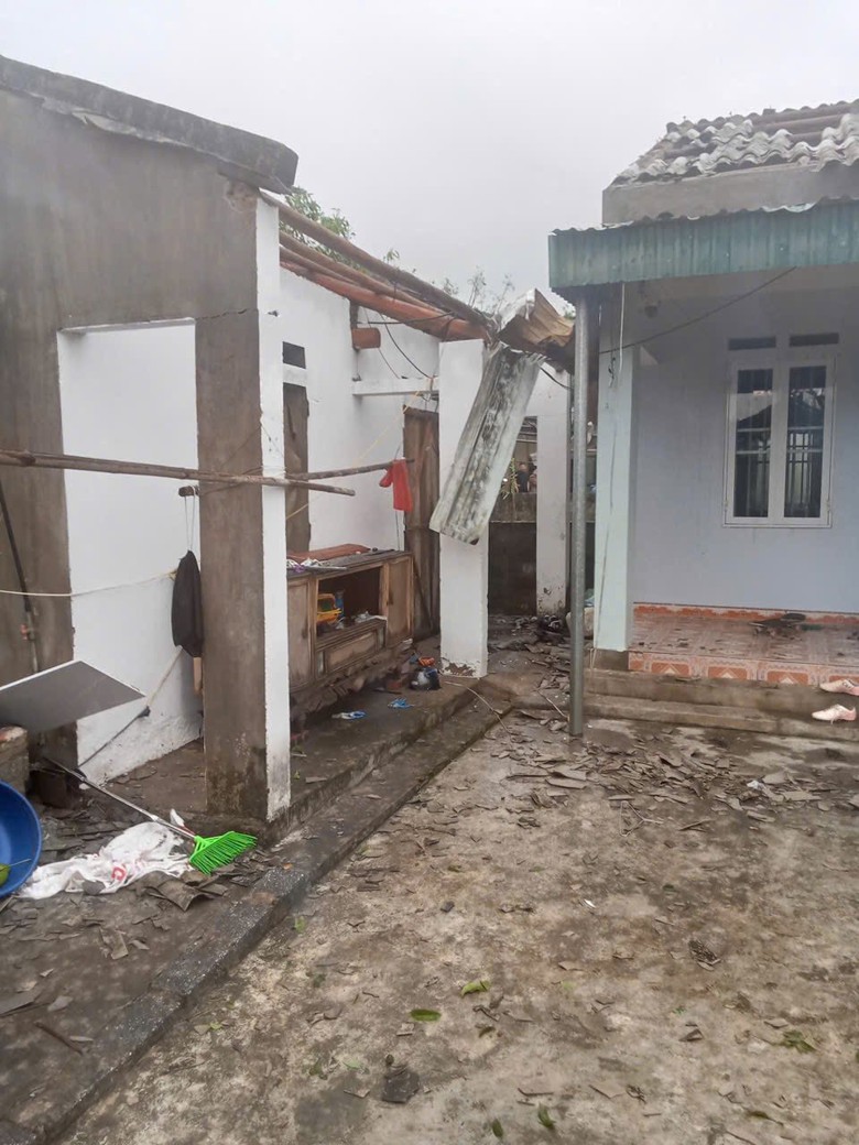 Gi&ocirc;ng lốc k&egrave;m mưa đ&aacute; t&agrave;n ph&aacute; Th&aacute;i Nguy&ecirc;n, nhiều người tho&aacute;t nạn trong gang tấc- Ảnh 7.