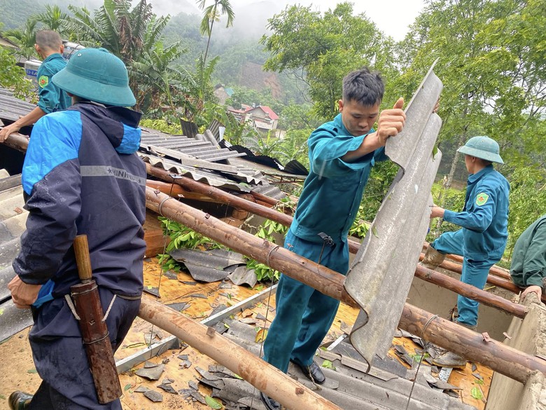 Gi&ocirc;ng lốc k&egrave;m mưa đ&aacute; t&agrave;n ph&aacute; Th&aacute;i Nguy&ecirc;n, nhiều người tho&aacute;t nạn trong gang tấc- Ảnh 13.