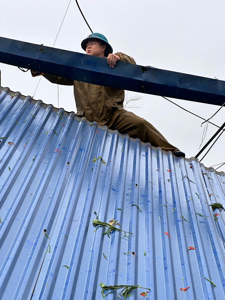 Gi&ocirc;ng lốc k&egrave;m mưa đ&aacute; t&agrave;n ph&aacute; Th&aacute;i Nguy&ecirc;n, nhiều người tho&aacute;t nạn trong gang tấc- Ảnh 10.