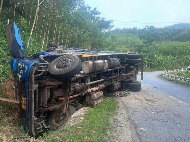 Quảng Ng&atilde;i: Vụ lật xe tải l&agrave;m 2 người chết tr&ecirc;n đ&egrave;o c&oacute; thể do mất l&aacute;i- Ảnh 3.
