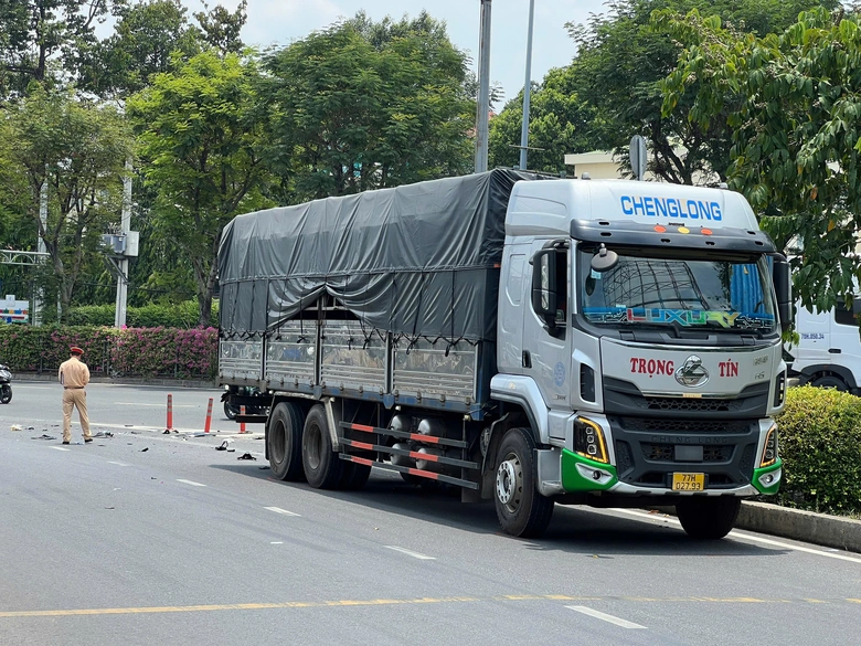 TP.HCM: Gia đ&igrave;nh 3 người gặp tai nạn ở ch&acirc;n cầu vượt S&oacute;ng Thần, người vợ tử vong- Ảnh 2.