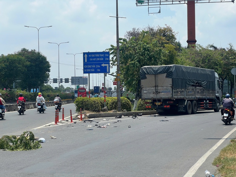 TP.HCM: Gia đ&igrave;nh 3 người gặp tai nạn ở ch&acirc;n cầu vượt S&oacute;ng Thần, người vợ tử vong- Ảnh 1.