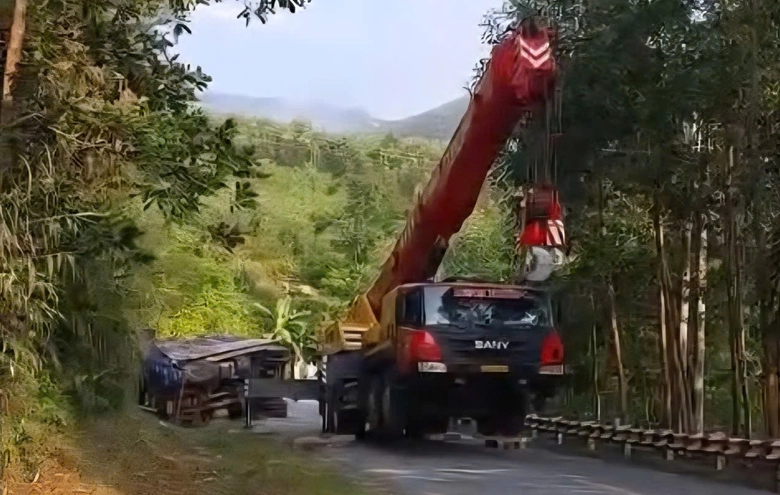 Quảng Ng&atilde;i: Vụ lật xe tải l&agrave;m 2 người chết tr&ecirc;n đ&egrave;o c&oacute; thể do mất l&aacute;i- Ảnh 10.