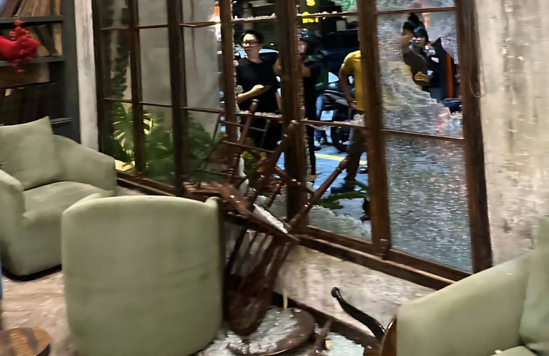 Đ&agrave; Nẵng: Điều tra vụ kh&aacute;ch nước ngo&agrave;i đập ph&aacute; qu&aacute;n c&agrave; ph&ecirc; tr&ecirc;n đường L&ecirc; Hồng Phong- Ảnh 1.