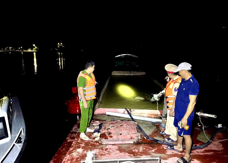 Bắt giữ t&agrave;u hết hạn kiểm định, vận chuyển c&aacute;t tr&aacute;i ph&eacute;p tr&ecirc;n s&ocirc;ng ở H&agrave; Tĩnh- Ảnh 1.