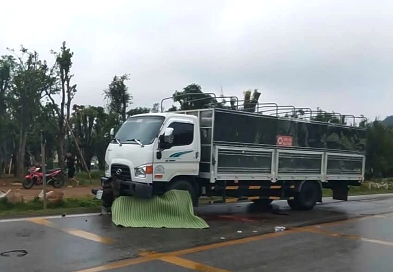 Tai nạn ở Sơn La: &Ocirc; t&ocirc; tải va chạm xe m&aacute;y tr&ecirc;n QL6, một người tử vong- Ảnh 1.