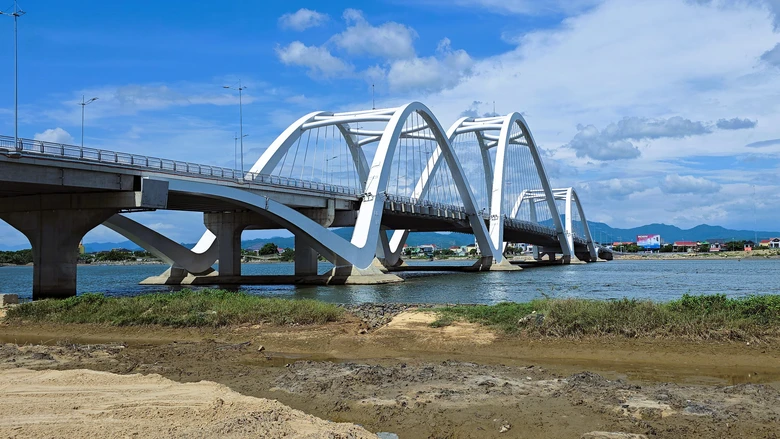 Tháo gỡ mặt bằng, sớm hoàn thành công trình cầu 1.300 tỷ đồng ở Quảng Trị trong năm 2026- Ảnh 1. Tháo gỡ mặt bằng, sớm hoàn thành công trình cầu 1.300 tỷ đồng ở Quảng Trị trong năm 2026- Ảnh 1.
