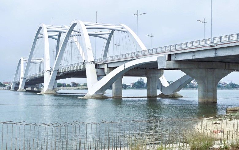 Tháo gỡ mặt bằng, sớm hoàn thành công trình cầu 1.300 tỷ đồng ở Quảng Trị trong năm 2026- Ảnh 5. Tháo gỡ mặt bằng, sớm hoàn thành công trình cầu 1.300 tỷ đồng ở Quảng Trị trong năm 2026- Ảnh 5.
