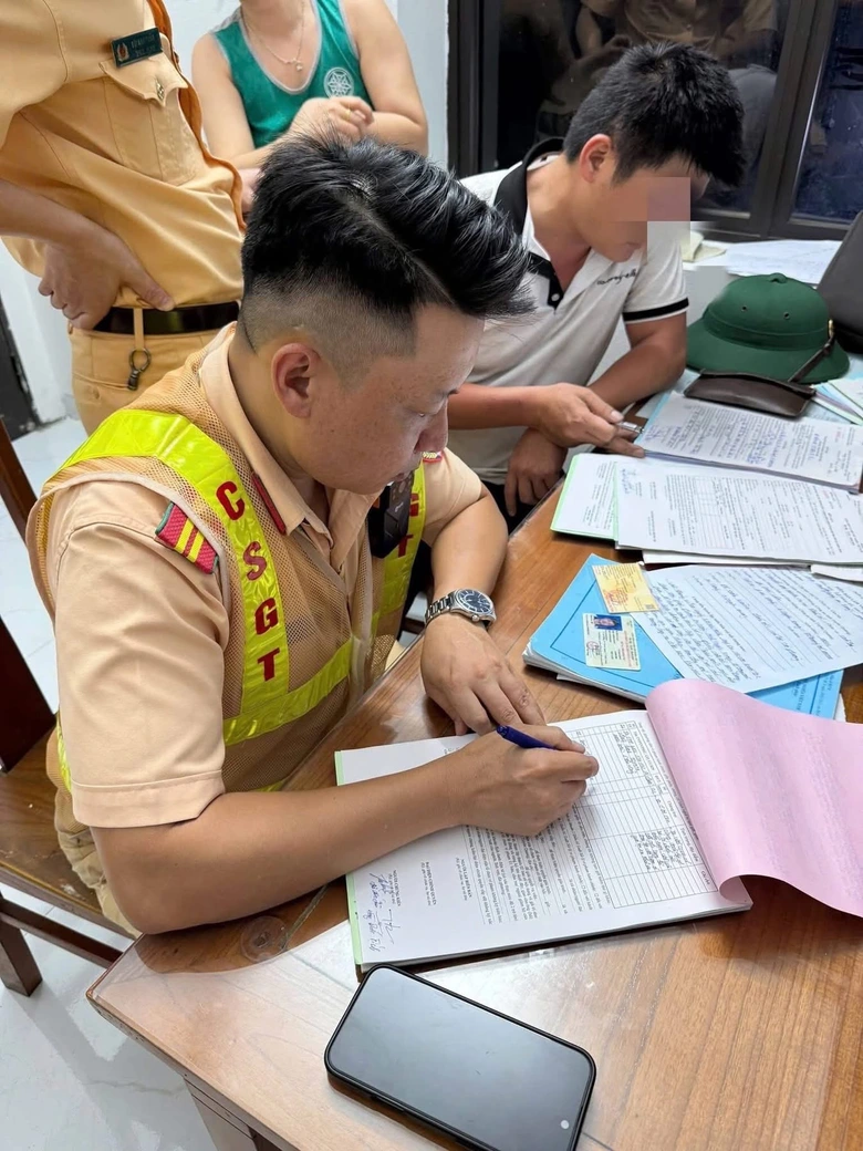 Tuyên Quang: Thấy CSGT, tài xế giả vờ ngủ để né kiểm tra nồng độ cồn- Ảnh 2. Tuyên Quang: Thấy CSGT, tài xế giả vờ ngủ để né kiểm tra nồng độ cồn- Ảnh 2.