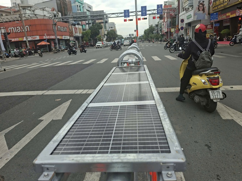 TP.HCM: Dải ph&acirc;n c&aacute;ch tự động tr&ecirc;n đường Cộng H&ograve;a c&oacute; hiệu quả kh&ocirc;ng?- Ảnh 2.