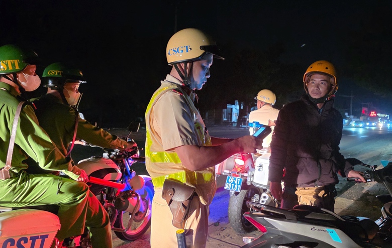 L&acirc;m Đồng: Hộ kinh doanh k&yacute; cam kết kh&ocirc;ng vi phạm trật tự ATGT dọc đường Hồ Ch&iacute; Minh- Ảnh 2.