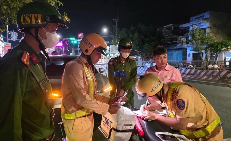 L&acirc;m Đồng: Hộ kinh doanh k&yacute; cam kết kh&ocirc;ng vi phạm trật tự ATGT dọc đường Hồ Ch&iacute; Minh- Ảnh 3.