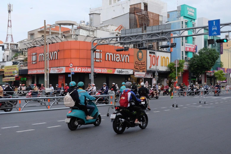 TP.HCM: Dải ph&acirc;n c&aacute;ch tự động tr&ecirc;n đường Cộng H&ograve;a c&oacute; hiệu quả kh&ocirc;ng?- Ảnh 1.