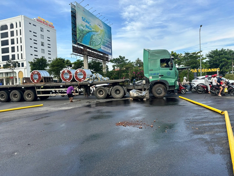 Gia Lai: Tăng cường xử lý xe chở tôn cuộn không đảm bảo an toàn- Ảnh 1. Gia Lai: Tăng cường xử lý xe chở tôn cuộn không đảm bảo an toàn- Ảnh 1.