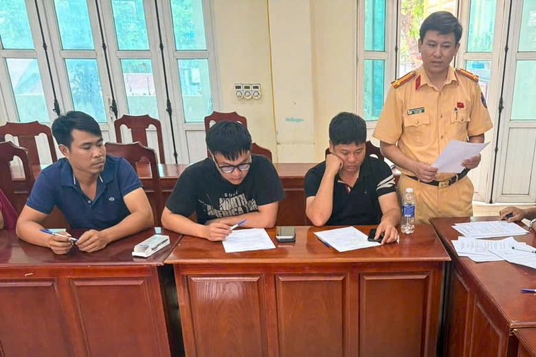 Doanh nghiệp vận tải, đơn vị thi c&ocirc;ng s&acirc;n H&ugrave;ng Vương k&yacute; cam kết kh&ocirc;ng vi phạm giao th&ocirc;ng- Ảnh 2.