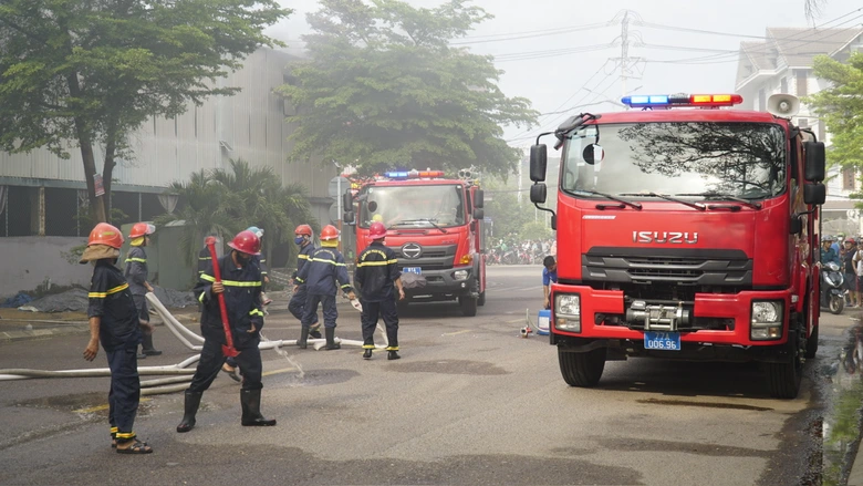 Gia Lai: Ch&aacute;y lớn tại kho chứa xe điện du lịch ở Quy Nhơn, nhiều tiếng nổ lớn- Ảnh 5.