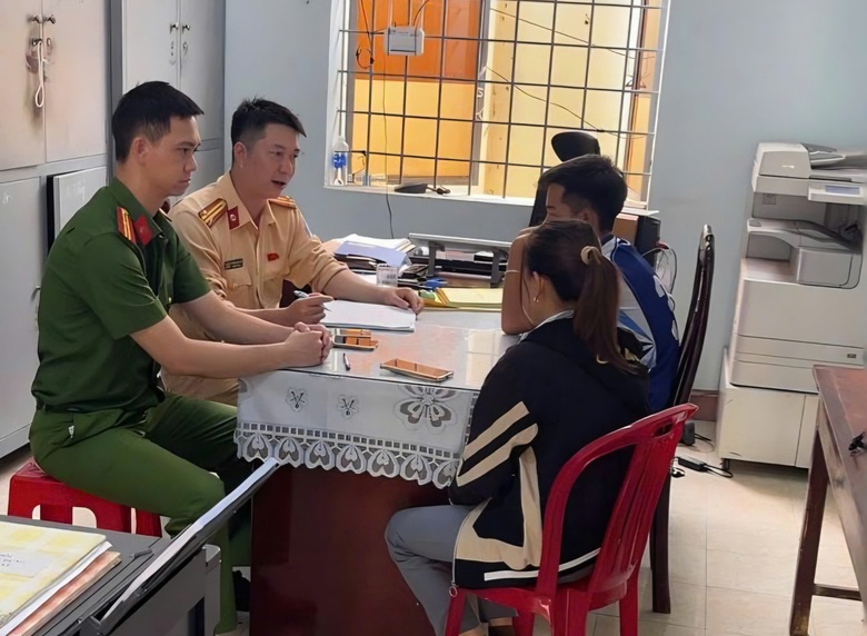 Đắk Lắk: Xử l&yacute; một học sinh điều khiển xe đạp điện lạng l&aacute;ch trước đầu &ocirc; t&ocirc;- Ảnh 1.