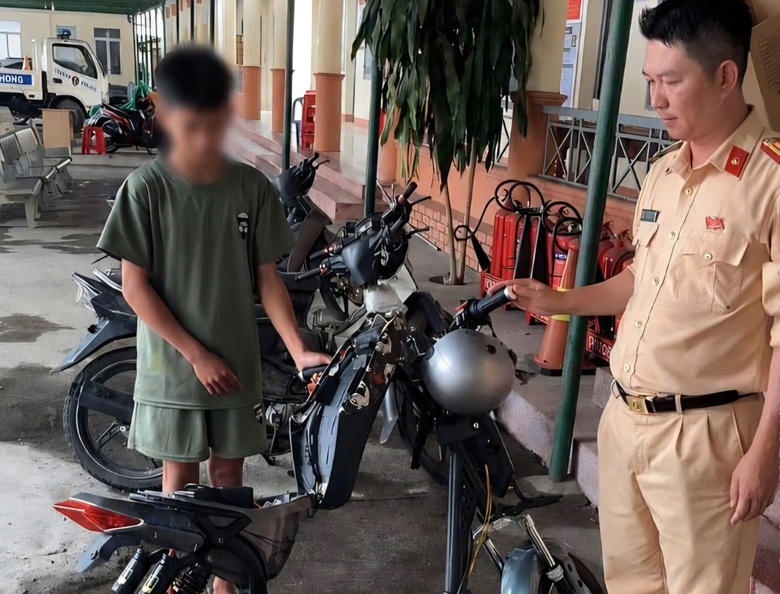 Đắk Lắk: Xử l&yacute; một học sinh điều khiển xe đạp điện lạng l&aacute;ch trước đầu &ocirc; t&ocirc;- Ảnh 2.