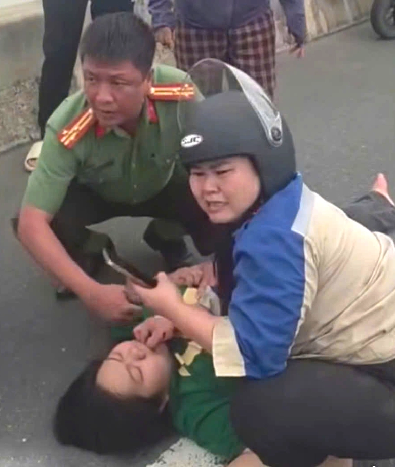 Hai cán bộ công an Phú Thọ hỗ trợ nạn nhân gặp tai nạn trên đường- Ảnh 1. Hai cán bộ công an Phú Thọ hỗ trợ nạn nhân gặp tai nạn trên đường- Ảnh 1.