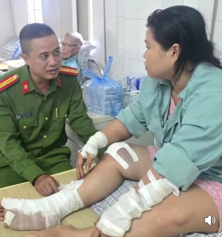 Hai cán bộ công an Phú Thọ hỗ trợ nạn nhân gặp tai nạn trên đường- Ảnh 2. Hai cán bộ công an Phú Thọ hỗ trợ nạn nhân gặp tai nạn trên đường- Ảnh 2.