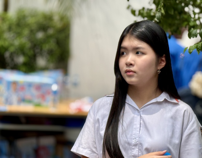 Thí sinh Hà Nội căng thẳng trước môn Toán trong kỳ thi vào lớp 10 công lập- Ảnh 1. Thí sinh Hà Nội căng thẳng trước môn Toán trong kỳ thi vào lớp 10 công lập- Ảnh 1.