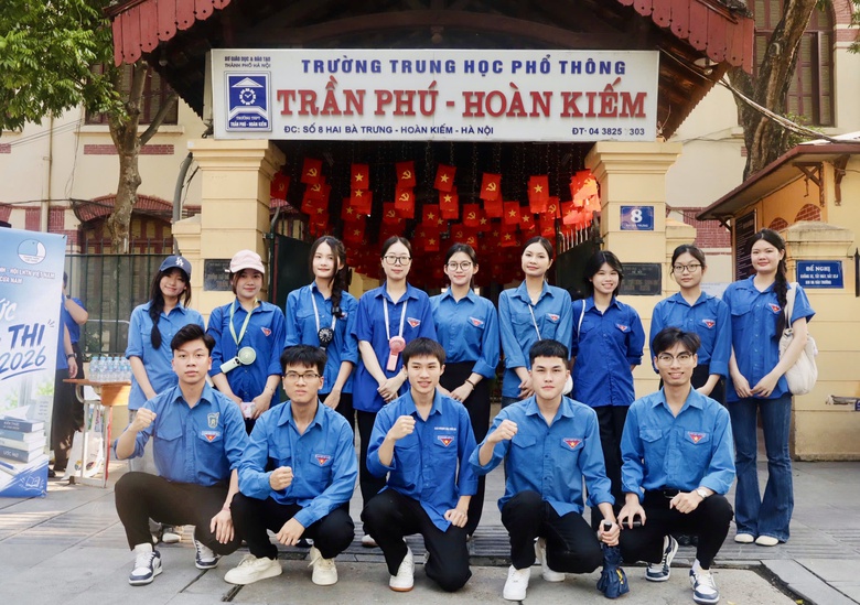 Thí sinh Hà Nội căng thẳng trước môn Toán trong kỳ thi vào lớp 10 công lập- Ảnh 5. Thí sinh Hà Nội căng thẳng trước môn Toán trong kỳ thi vào lớp 10 công lập- Ảnh 5.