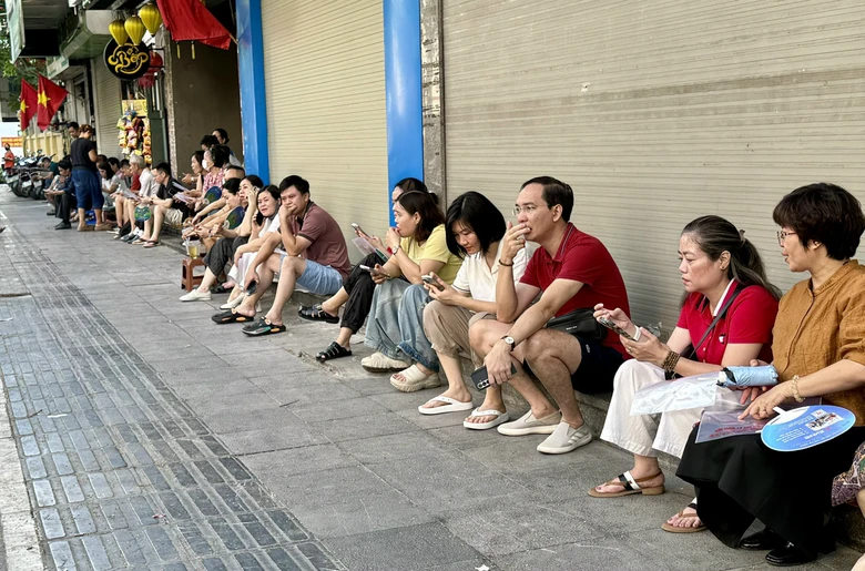 Thí sinh Hà Nội căng thẳng trước môn Toán trong kỳ thi vào lớp 10 công lập- Ảnh 3. Thí sinh Hà Nội căng thẳng trước môn Toán trong kỳ thi vào lớp 10 công lập- Ảnh 3.