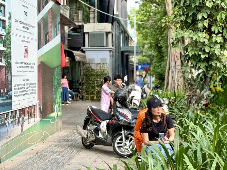 Thí sinh Hà Nội căng thẳng trước môn Toán trong kỳ thi vào lớp 10 công lập- Ảnh 4. Thí sinh Hà Nội căng thẳng trước môn Toán trong kỳ thi vào lớp 10 công lập- Ảnh 4.