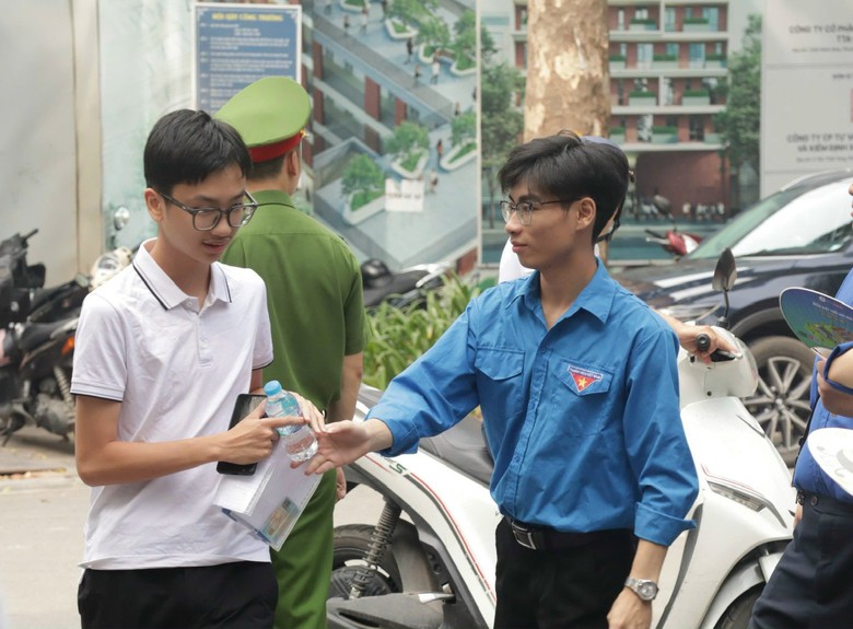 Thí sinh Hà Nội căng thẳng trước môn Toán trong kỳ thi vào lớp 10 công lập- Ảnh 2. Thí sinh Hà Nội căng thẳng trước môn Toán trong kỳ thi vào lớp 10 công lập- Ảnh 2.