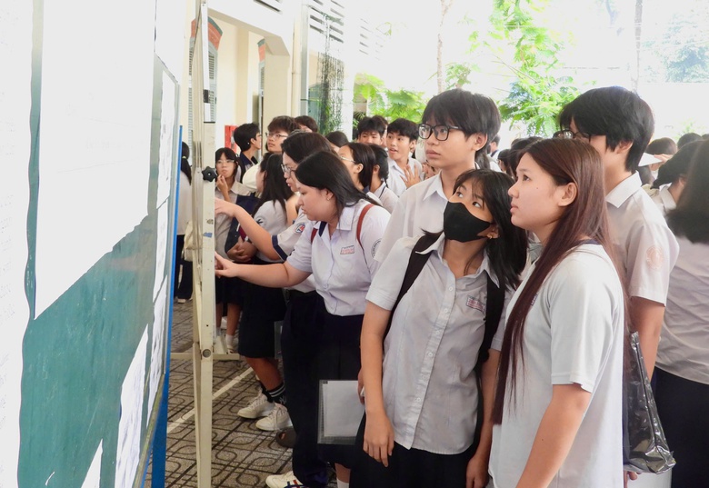 Trước giờ "vượt vũ môn", hơn 150.000 thí sinh tại TP.HCM làm thủ tục dự thi lớp 10- Ảnh 2. Trước giờ "vượt vũ môn", hơn 150.000 thí sinh tại TP.HCM làm thủ tục dự thi lớp 10- Ảnh 2.