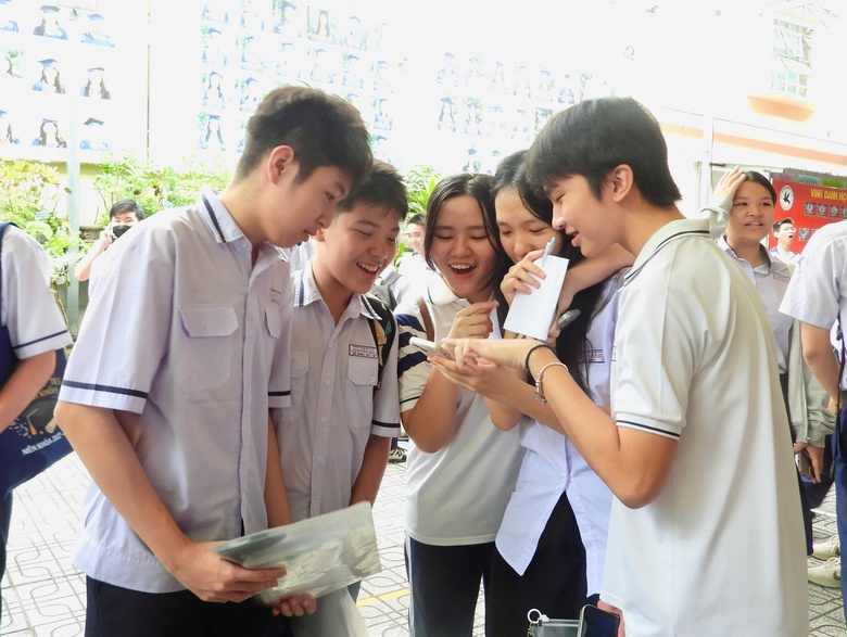 Đề Văn lớp 10 TP.HCM 2026: Chủ đề "Những sắc màu cảm xúc" gần gũi, giàu tính thời sự- Ảnh 3. Đề Văn lớp 10 TP.HCM 2026: Chủ đề "Những sắc màu cảm xúc" gần gũi, giàu tính thời sự- Ảnh 3.
