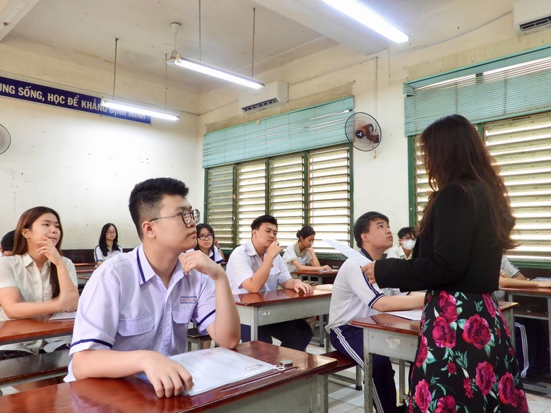 Trước giờ "vượt vũ môn", hơn 150.000 thí sinh tại TP.HCM làm thủ tục dự thi lớp 10- Ảnh 4. Trước giờ "vượt vũ môn", hơn 150.000 thí sinh tại TP.HCM làm thủ tục dự thi lớp 10- Ảnh 4.