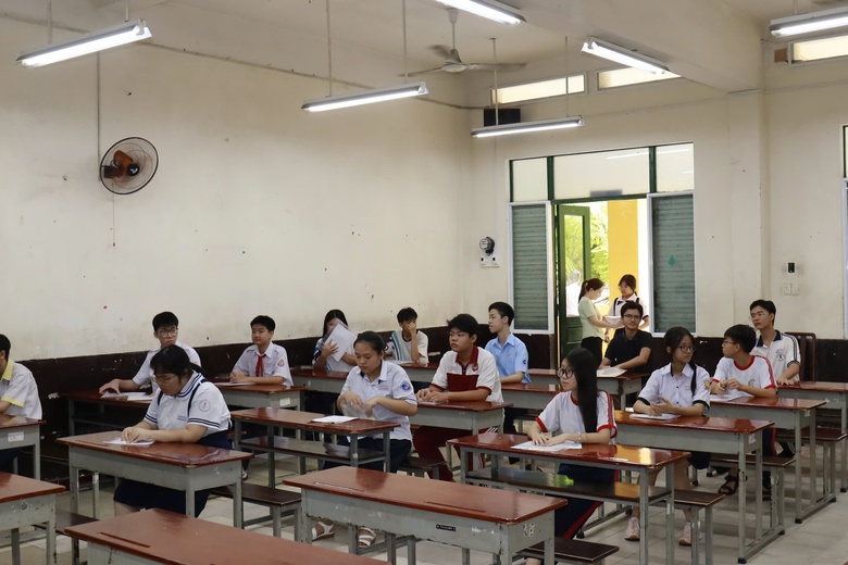 Trước giờ "vượt vũ môn", hơn 150.000 thí sinh tại TP.HCM làm thủ tục dự thi lớp 10- Ảnh 5. Trước giờ "vượt vũ môn", hơn 150.000 thí sinh tại TP.HCM làm thủ tục dự thi lớp 10- Ảnh 5.