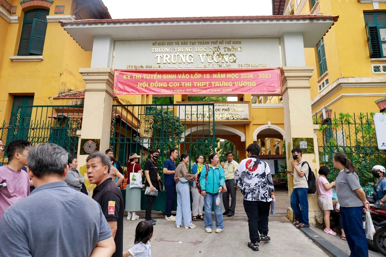 Trước giờ "vượt vũ môn", hơn 150.000 thí sinh tại TP.HCM làm thủ tục dự thi lớp 10- Ảnh 6. Trước giờ "vượt vũ môn", hơn 150.000 thí sinh tại TP.HCM làm thủ tục dự thi lớp 10- Ảnh 6.