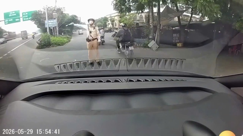 Hà Nội: Xử phạt tài xế ô tô trong vụ hỏi CSGT ''Em có biết anh không''- Ảnh 1. Hà Nội: Xử phạt tài xế ô tô trong vụ hỏi CSGT ''Em có biết anh không''- Ảnh 1.
