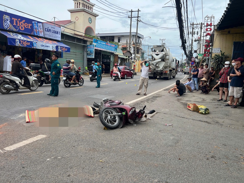 TP.HCM: Xe bồn va chạm xe m&aacute;y, người phụ nữ tử vong tại chỗ- Ảnh 1.
