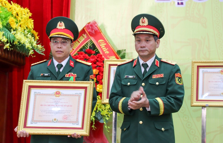 Bộ Chỉ huy qu&acirc;n sự TP Đ&agrave; Nẵng đ&oacute;n nhận Hu&acirc;n chương Qu&acirc;n c&ocirc;ng hạng Nhất- Ảnh 2.