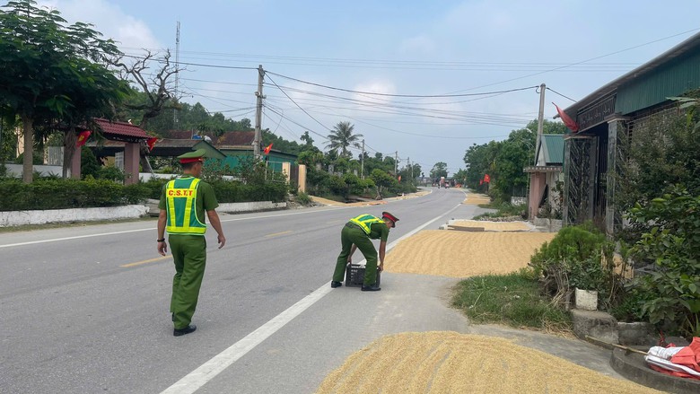 H&agrave; Tĩnh, Nghệ An: Phơi th&oacute;c tr&agrave;n đường, nguy cơ tai nạn giao th&ocirc;ng r&igrave;nh rập- Ảnh 7.