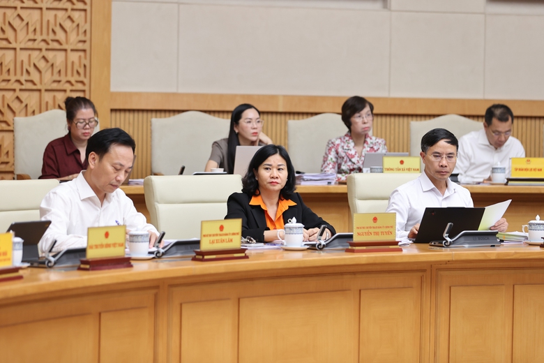 Thủ tướng: Tiếp tục r&agrave; so&aacute;t, cắt giảm c&aacute;c thủ tục về m&ocirc;i trường, x&acirc;y dựng, PCCC- Ảnh 7.