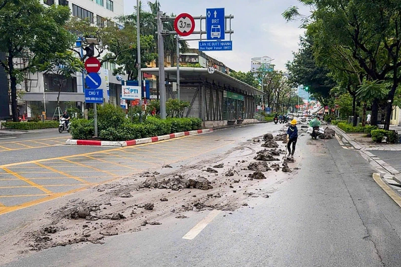 H&agrave; Nội: T&agrave;i xế v&agrave; chủ xe Howo l&agrave;m rơi b&ugrave;n đất tr&ecirc;n phố L&aacute;ng Hạ bị phạt hơn 34 triệu đồng- Ảnh 2.