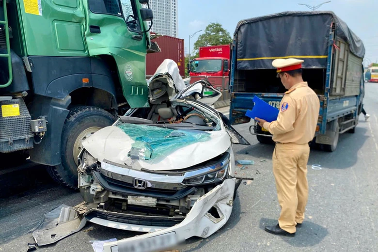 Chiếc xe con bị biến dạng, những người tr&ecirc;n xe may mắn tho&aacute;t nạn.