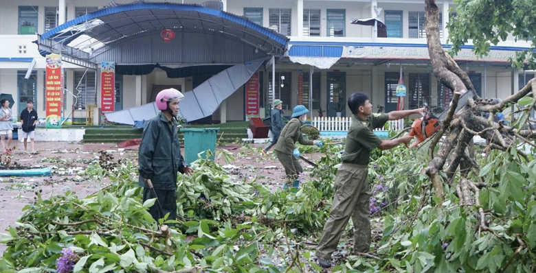 3 ngh&igrave;n ng&ocirc;i nh&agrave;, 25 trường học bị tốc m&aacute;i, hư hỏng do d&ocirc;ng lốc- Ảnh 1.