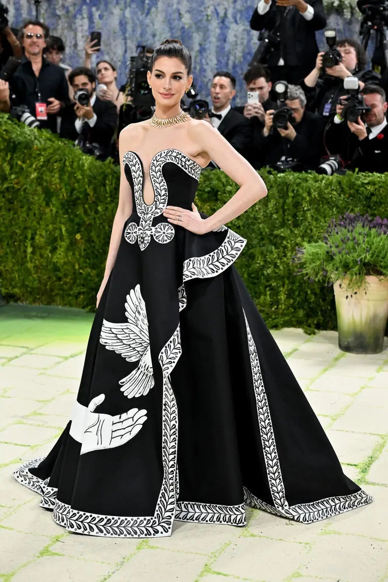 D&agrave;n mỹ nh&acirc;n mặc xuy&ecirc;n thấu, khoe đường cong n&oacute;ng bỏng ở Met Gala 2026- Ảnh 9.