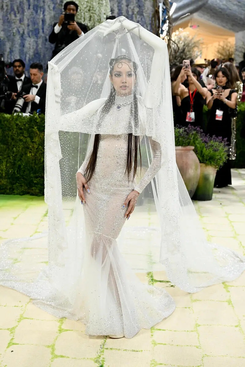 D&agrave;n mỹ nh&acirc;n mặc xuy&ecirc;n thấu, khoe đường cong n&oacute;ng bỏng ở Met Gala 2026- Ảnh 12.