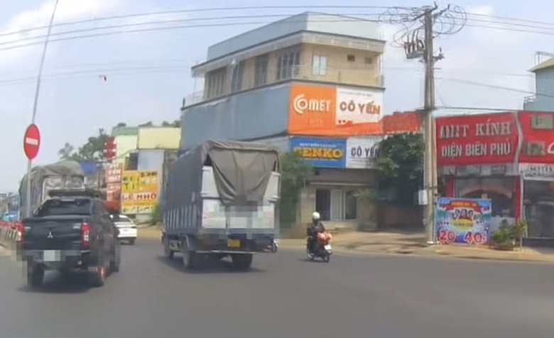 Đồng Nai: Xử phạt t&agrave;i xế xe tải chuyển l&agrave;n ẩu tr&ecirc;n QL1A từ clip người d&acirc;n cung cấp- Ảnh 1.